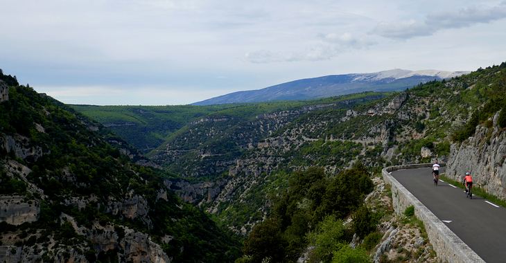 Gorges de la Nesque, im Hintergrund rechts der Mont Ventoux