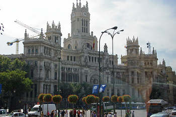 Der galizische Architekt Antonio Palacios hat Madrid im 20 Jahrhundert seinen ganz persönlichen Stil verliehen. Dieses Gebäude war einmal die Post