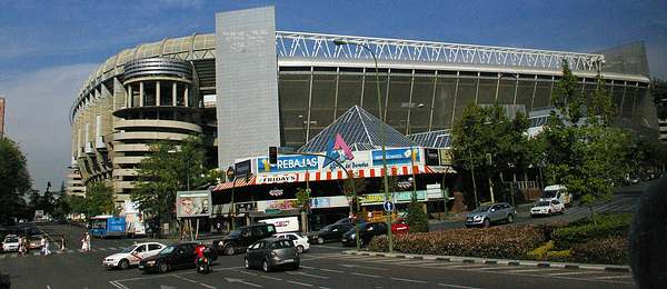 Das Stadion, auch Santiago Bernabeu genannt, ist Sitz des Fussballclubs Real Madrid, und wurde im Jahr 1947 eingeweiht