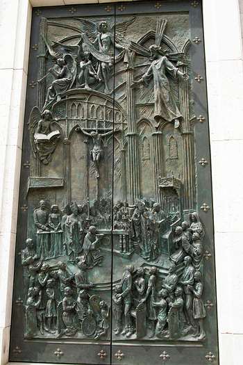 Diese Tür gehört zu der Kathedrale in Madrid. Almudena ist die Patronin der Stadt