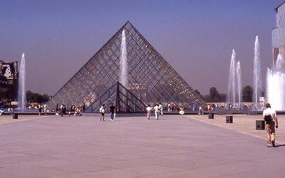 gläserne Pyramide als Eingang zum Louvre