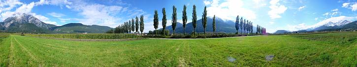 Dieses Panorama zeigt eine Rundumsicht mitten im Inntal in Tirol mit Blick auf die Hohe Munde