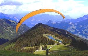 Paragliding über dem Zillertal (das breite querführende Tal ist das Inntal)