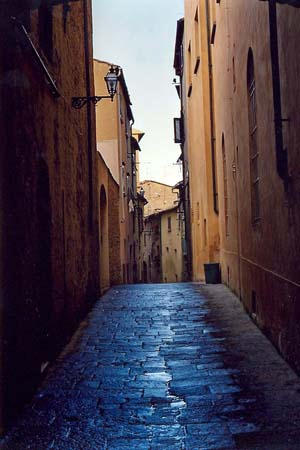 Kopfsteingasse in Volterra