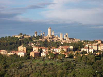 Blick auf das recht mittelalterliche Städtchen San Gimignano in Italien, das auf einem Hügel liegt.