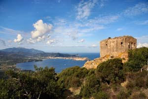 Blick von Volterraio auf die Bucht von Portoferraio