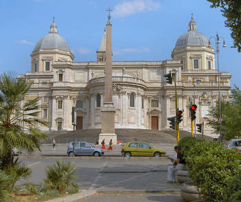 Die von Papst Liberius im 4. Jh. errichtete Kirche Santa Maria Maggiore gehört zu den größten Kirchen in Rom. Die Kirche ist exterritorialer Besitz des Vatikans