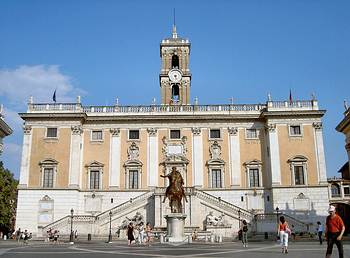 Der Senatorenpalast (Palazzo Senatorio) in Rom auf dem Kapitol. Der Kapitolshügel ist der berühmteste der sieben Hügel Roms.