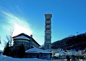 Eine Kirche in Sankt Moritz