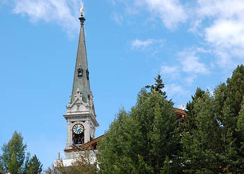 Eine Kirche in Sankt Moritz