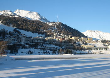 zugefrorener See im Winter vor St.Moritz