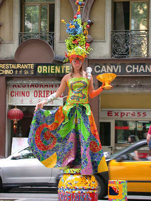 Studenten verdienen sich ein paar Euro, indem sie sich mit Kostümen an die Rambla stellen