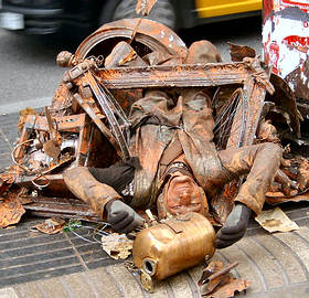 Studenten verdienen sich ein paar Euro, indem sie sich mit Kostümen an die Rambla stellen