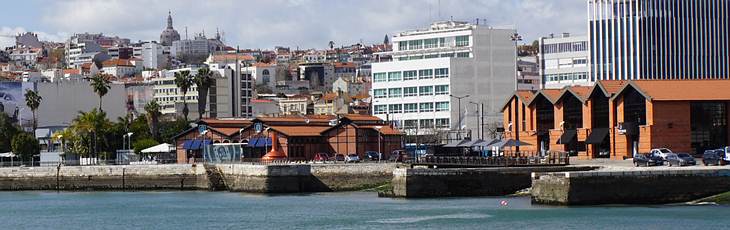 Dockanlagen und alte Lagerhäuser - heute Restaurants und Clubs.