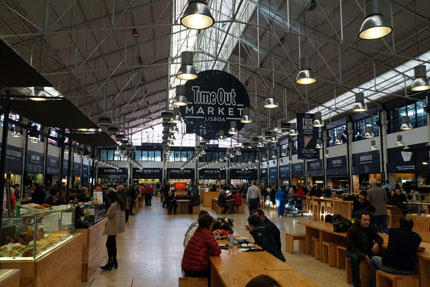 Essen, Trinken und Genießen in Lissabon: Mercado de Riberja am Cais do Sodre