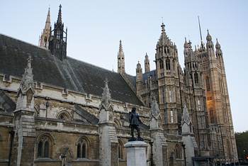 Westminster Abbey ist eine Kirche in London. Traditionell werden hier die Könige von England gekrönt und beigesetzt