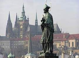 Statue des Heiligen Nepomuk auf der Karlsbr�cke in Prag