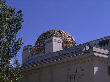 Das Wiener Secessionsgebäude, einst Hassobjekt nun Wahrzeichen - von den Wienern liebevoll Krauthapperl genannt