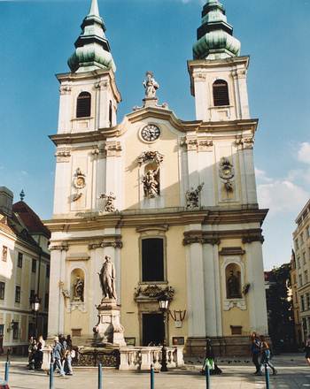 Die Wallfahrtskirche Maria Hilf steht an der Mariahilfer Stra�e. Vor der Kirche erinnert ein Denkmal an Joseph Haydn