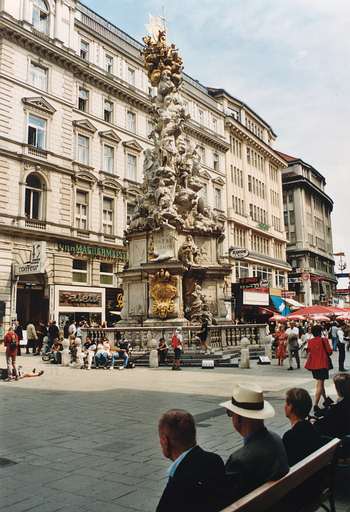 Die Pests�ule in der Mitte des Grabens verdankt ihre Entstehung einem Gel�bde des Kaisers Leopold I. aus dem Jahr 1679