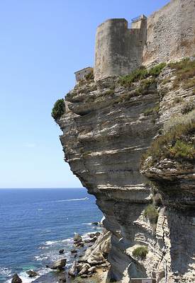 der wohl meist fotografierte Felsen der Insel Korsika, auf dem die Altstadt von Bonifacio ruht