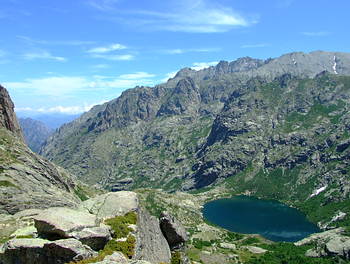 Der Blick hinunter zum Lac de Melo auf 1700 m Hhe