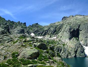 Oben auf dem Bergkamm verluft der GR 20 entlang.