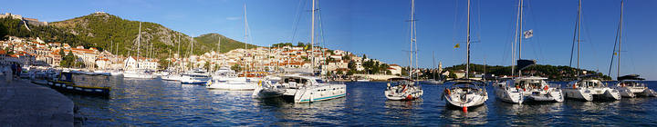 Hafen Panorama auf der Insel Hvar in Kroatien