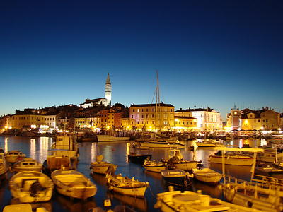 Rovinj in Kroatien bei Nacht