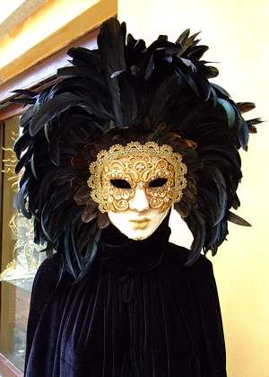 Typisch venezianische Souvenirs sind zum Beispiel Masken, wie sie im Karneval von Venedig getragen werden.